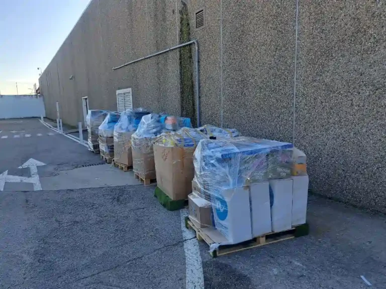 Palets con cajas embaladas durante el traslado de tienda de animales