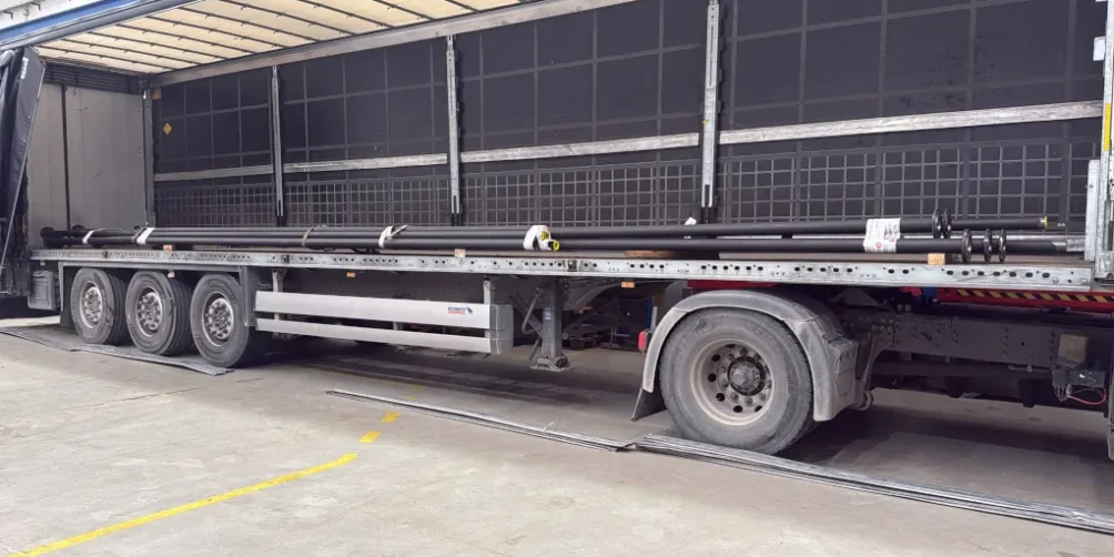 Operador de transporte gestionando flota de vehículos