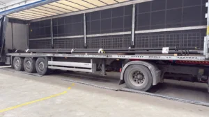 Operador de transporte gestionando flota de vehículos