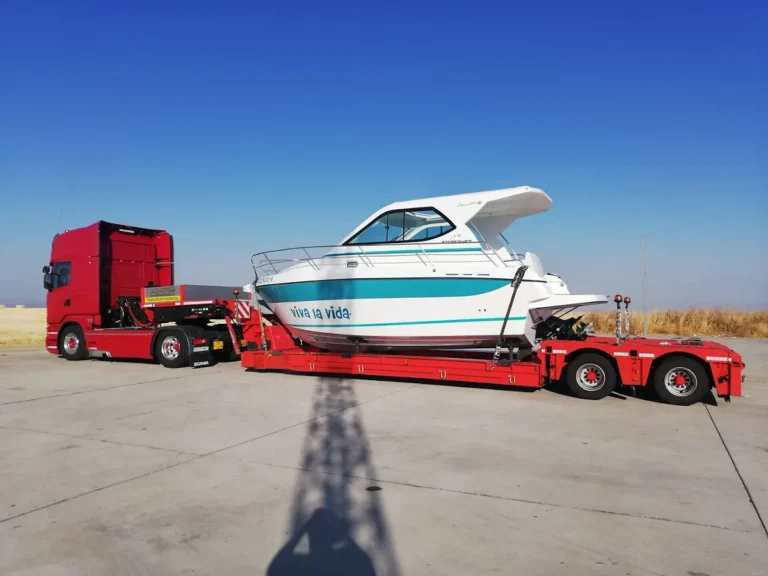 Transporte de barcos en tráilers o góndolas