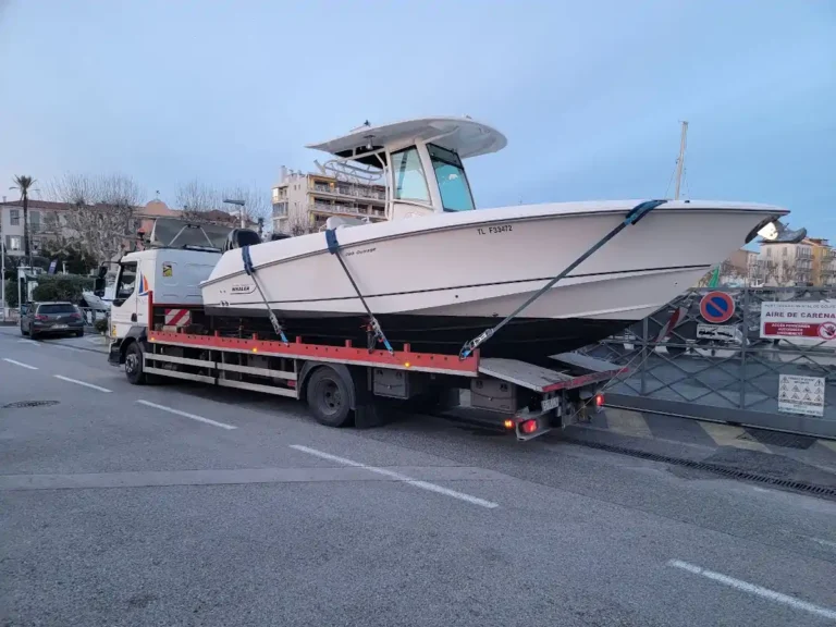 Envío de embarcaciones en camiones con plataforma abierta
