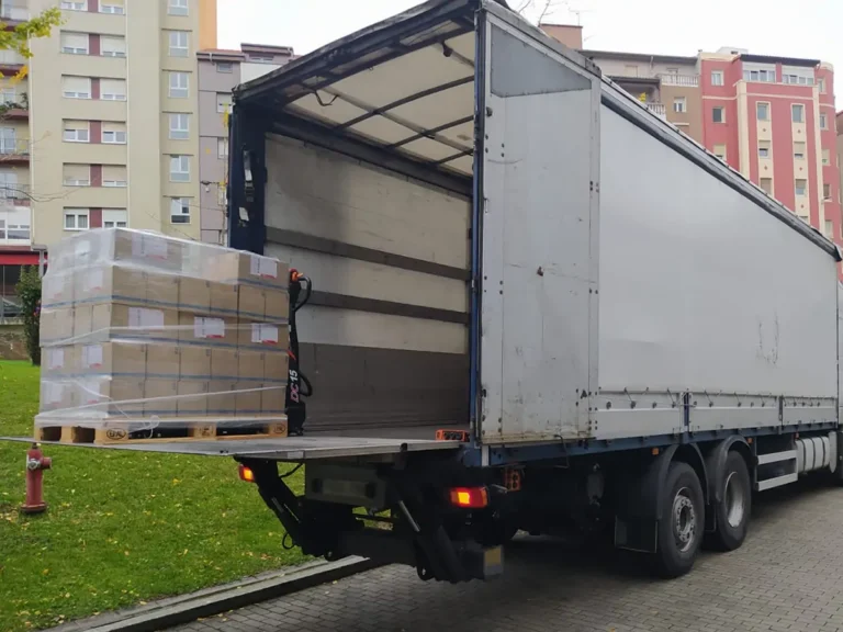 Transporte internacional en camiones y furgones industriales