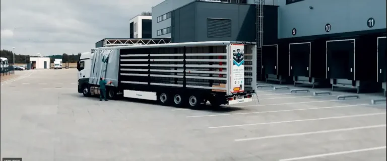 Camión de transporte recién llegado de una ruta internacional