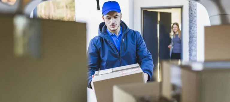 Repartidor entregando paquete urgente a tiempo