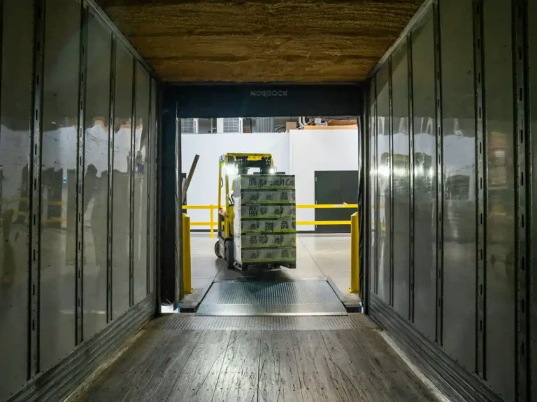 Transporte local con vehículos equipados con medios de amarre