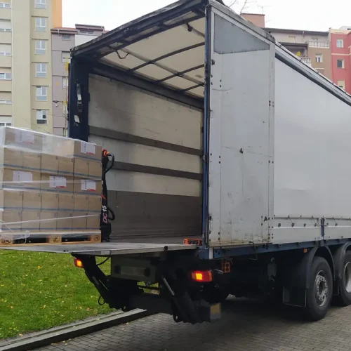 Camión preparado para carga parcial en almacén