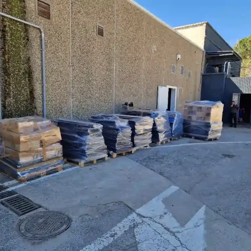 Palets embalados con productos de tienda de mascotas