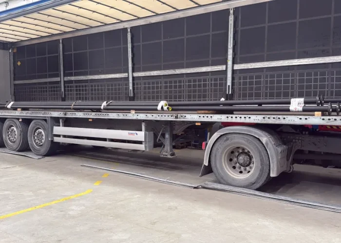 Operador de transporte gestionando flota de vehículos