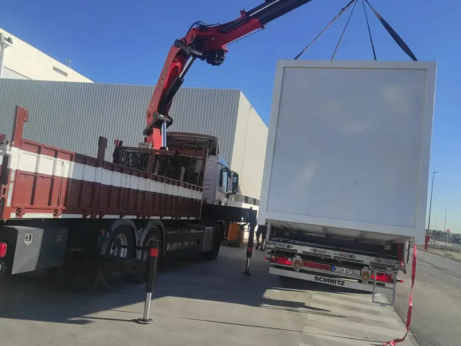 Soluciones de logística con camiones pluma y grúas
